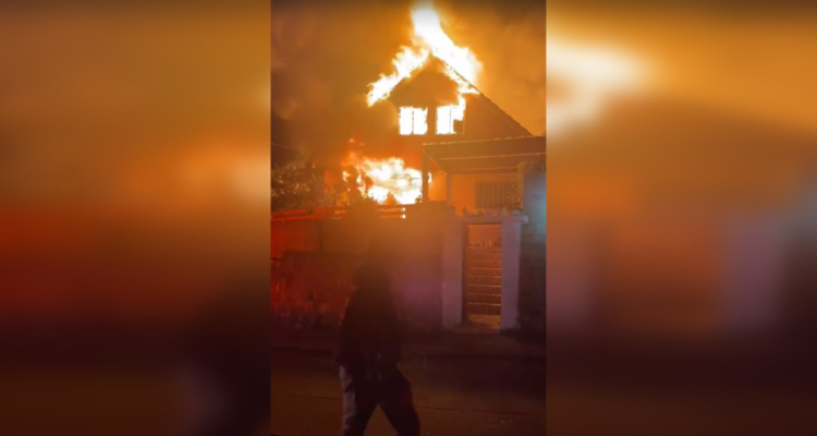 Al menos 6 casas destruidas deja incendio en cerro San Roque de Valparaíso