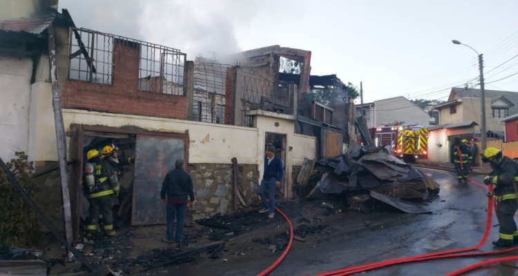 Al menos 16 viviendas afectadas y 26 damnificados deja incendio en cerro San Roque de Valparaíso