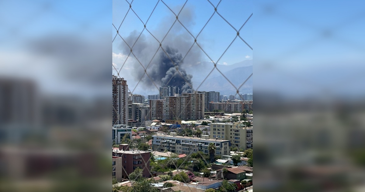 Gigantesco incendio genera columna de humo visible desde distintos puntos de la capital