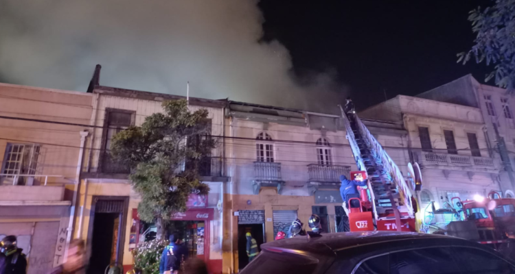 Cuatro estructuras afectadas y 12 personas damnificadas deja incendio en cité de Valparaíso