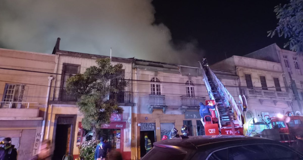 Cuatro estructuras afectadas y 12 personas damnificadas deja incendio en cité de Valparaíso