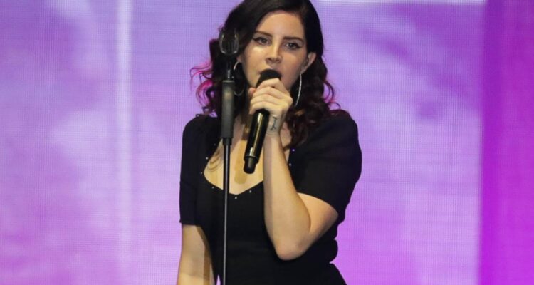 Instagram censura portada alternativa de Lana del Rey en topless en la previa de su nuevo disco