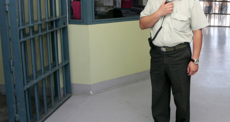 Denuncian brutal golpiza de gendarmes a interno del penal Bío Bío mientras cámaras