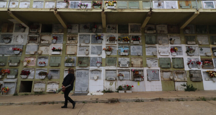 Irregularidades en contratos de los cementerios