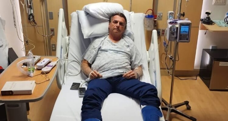 Fotografía publicada por el expresidente brasileño Jair Bolsonaro Jair M. Bolsonaro en sus redes sociales donde aparece acostado en un lecho hospitalario en la ciudad de Orlando, Florida (EE.UU.).