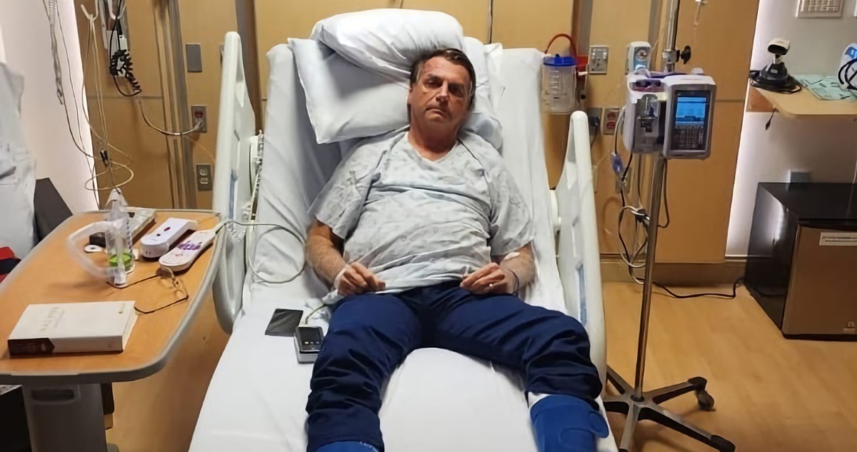 Fotografía publicada por el expresidente brasileño Jair Bolsonaro Jair M. Bolsonaro en sus redes sociales donde aparece acostado en un lecho hospitalario en la ciudad de Orlando, Florida (EE.UU.).