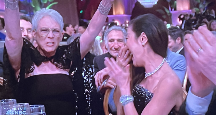 Captura de la ceremonia de los Globos de Oro donde se ve la eufórica celebración de Jamie Lee Curtis