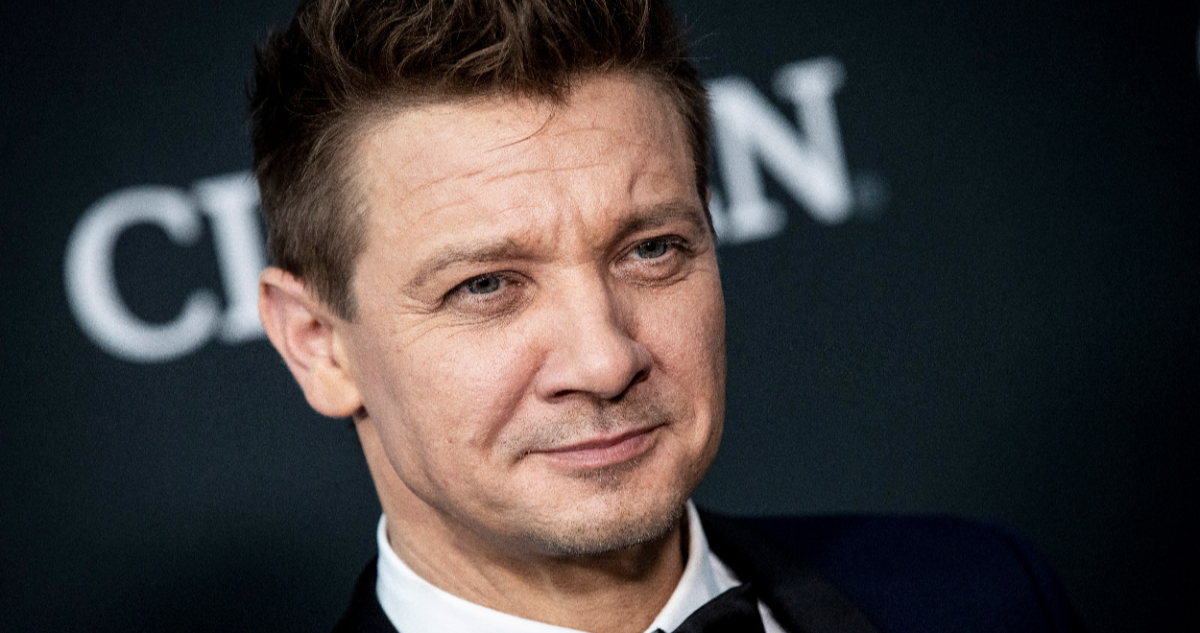 El actor Jeremy Renner posa para las cámaras en un evento de cine.