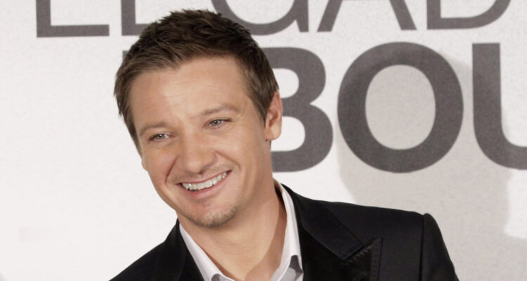 El actor Jeremy Renner en una premiere de una película.