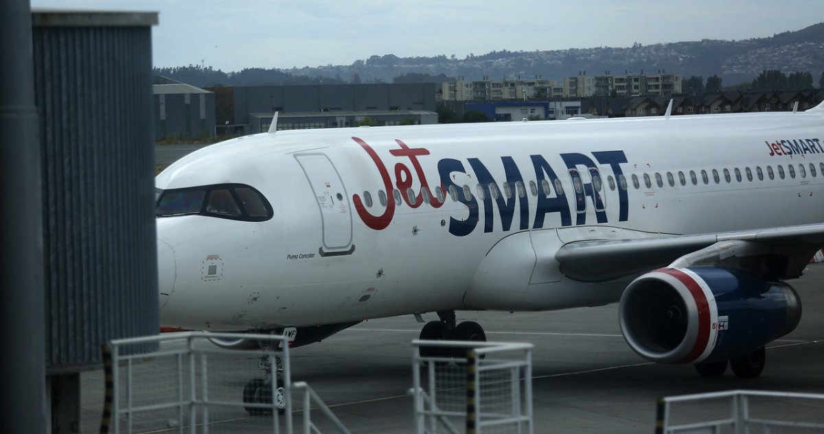 Denuncian que avión JetSmart llegó al Aeropuerto de Santiago sin las maletas de todos sus pasajeros
