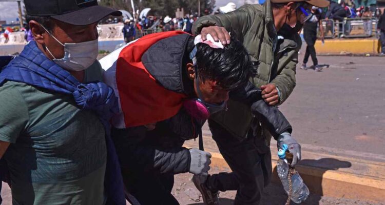 Un herido durante los enfrentamientos entre manifestantes y la policía fue registrado este lunes, 9 de enero, al ser trasladado para ser atendido, en Juliaca
