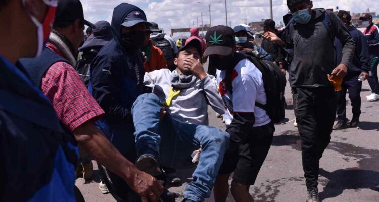Un herido durante los enfrentamientos entre manifestantes y la policía fue registrado este lunes, 9 de enero, al ser trasladado para ser atendido, en Juliaca (Perú)