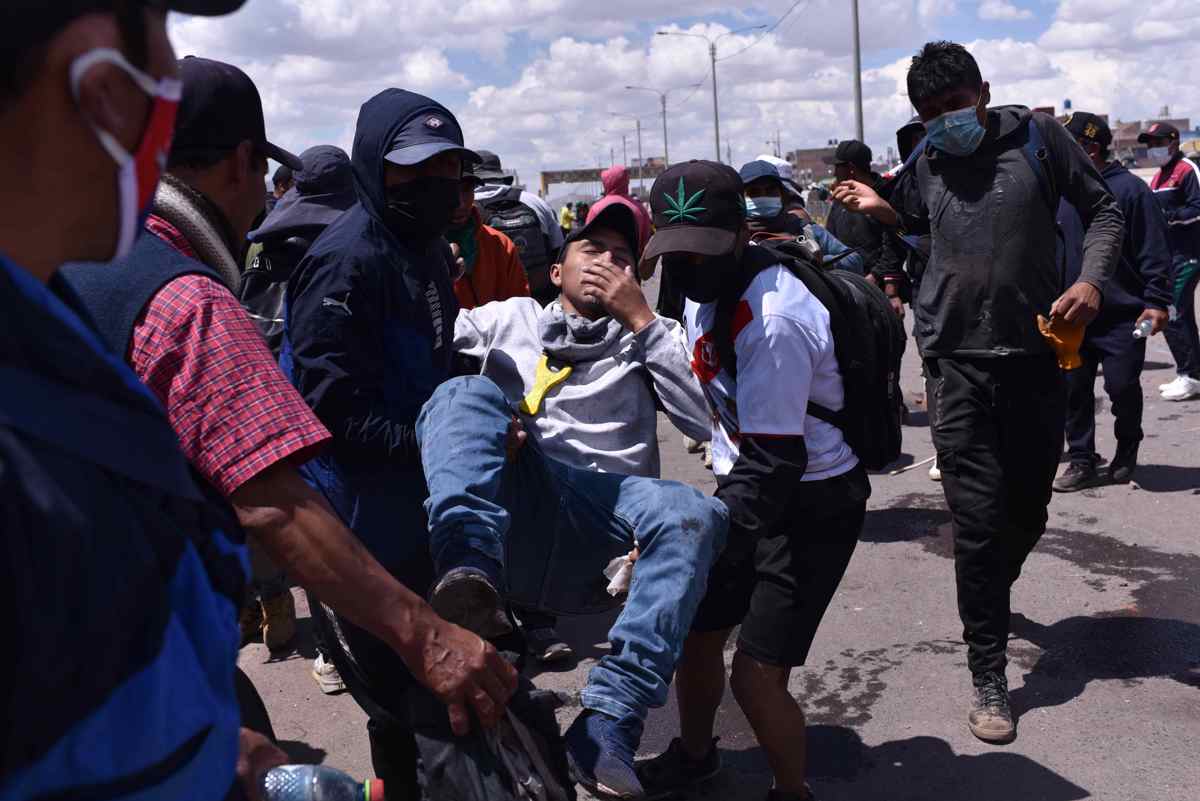 Un herido durante los enfrentamientos entre manifestantes y la policía fue registrado este lunes, 9 de enero, al ser trasladado para ser atendido, en Juliaca (Perú)