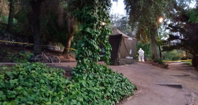 Joven muere asesinado a tiros tras sufrir asalto en el cerro Santa Lucía