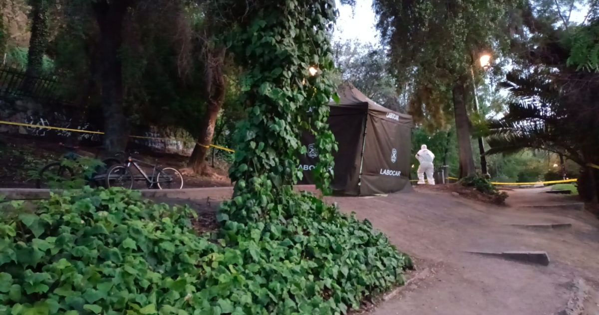 Joven muere asesinado a tiros tras sufrir asalto en el cerro Santa Lucía