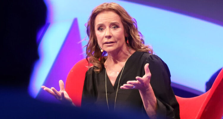 La animadora Kathy Salosny hablando en el programa Juego Textual sobre los maltratos y burlas que recibió en Mucho Gusto.