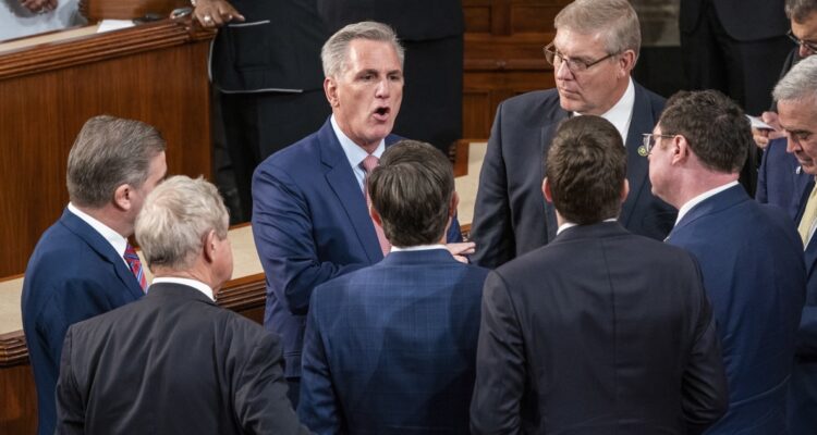 Kevin McCarthy discutiendo con otros congresistas tras la segunda votación.