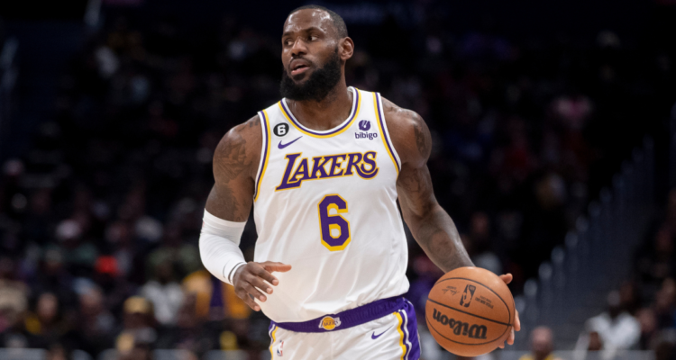 LeBron James a 363 puntos del récord histórico en la NBA.