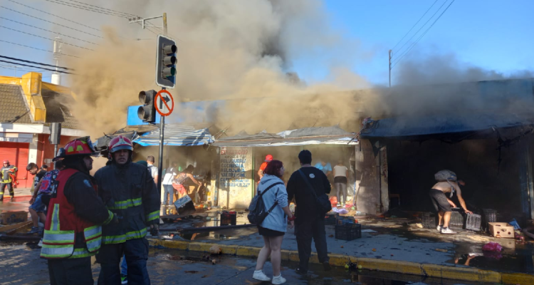 Una decena de locales fueron destruidos por voraz incendio en Los Ángeles: no hubo personas lesionadas