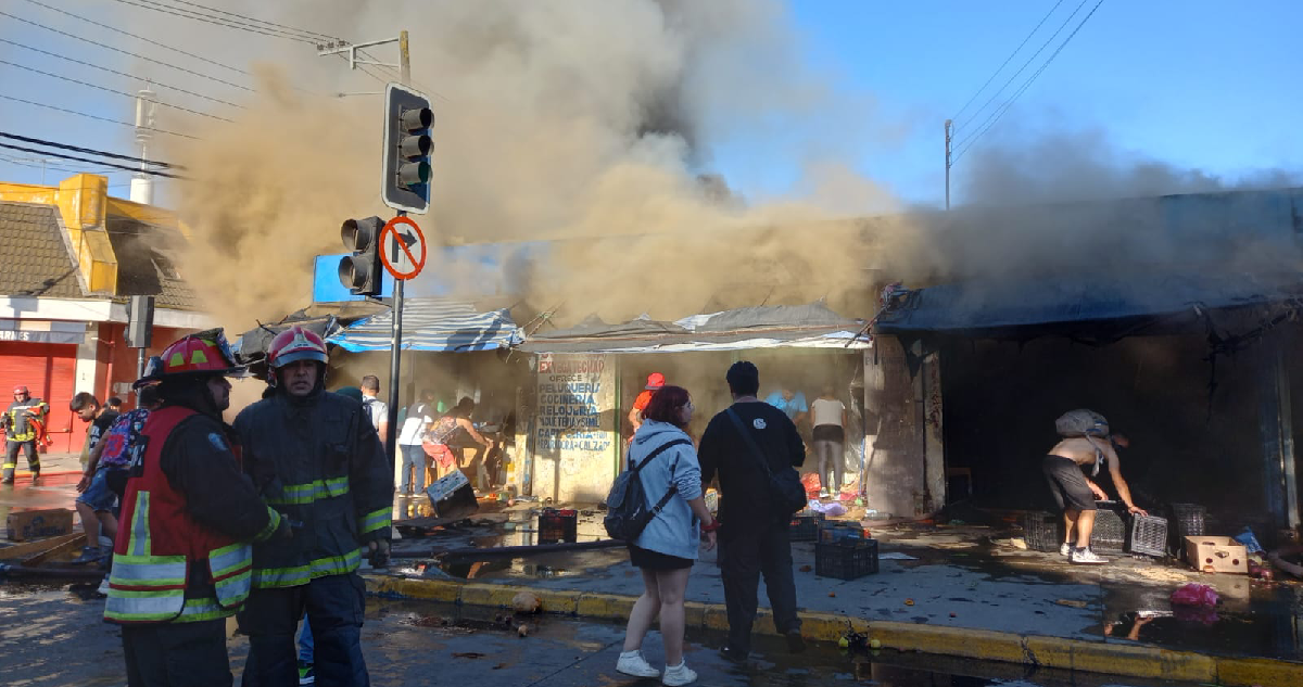 Una decena de locales fueron destruidos por voraz incendio en Los Ángeles: no hubo personas lesionadas