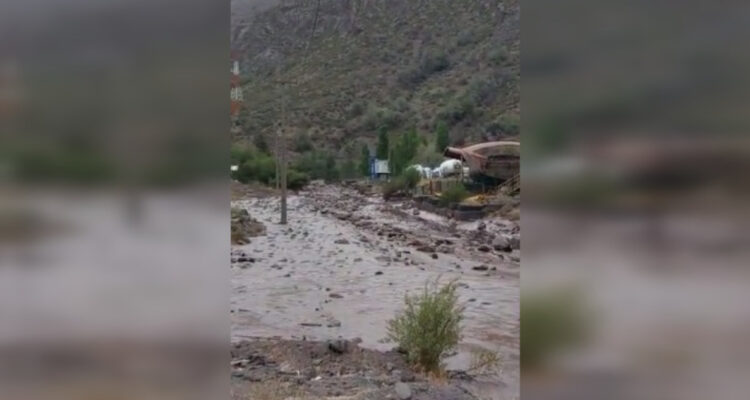 Cortes de tránsito y cinco personas aisladas deja crecida de ríos tras lluvias en Los Andes