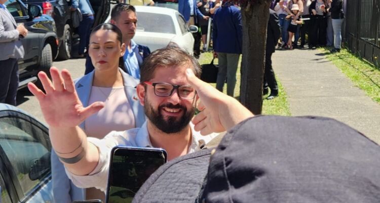Los Lagos Gabriel Boric finaliza gira con la colocación de primera piedra de proyecto habitacional