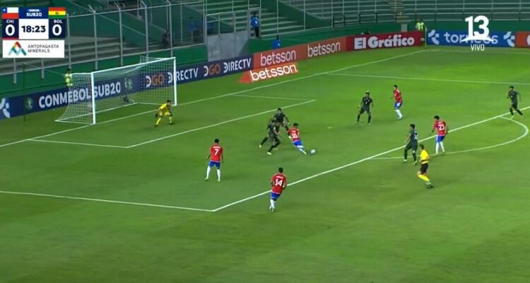 Lucas Assadi abrió la cuenta para Chile ante Bolivia.