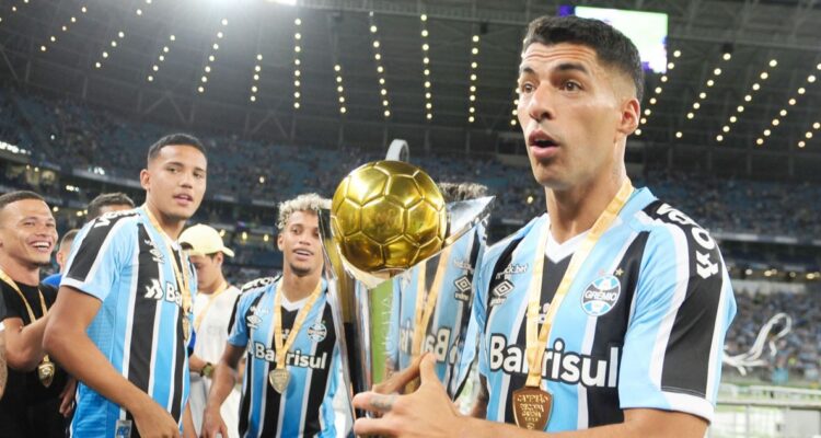 Luis Suárez ganó su primer título y anotó un triplete en su debut con Gremio.