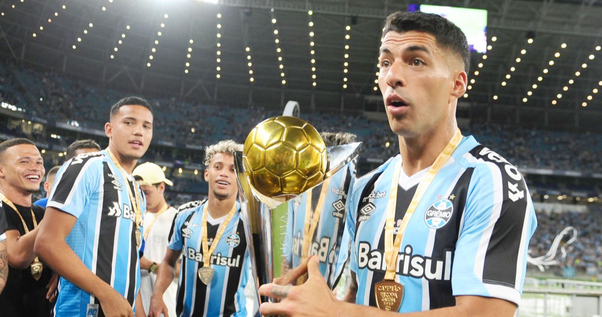 Luis Suárez ganó su primer título y anotó un triplete en su debut con Gremio.