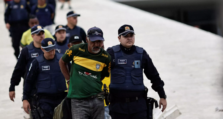 Simpatizantes del expresidente de Brasil Jair Bolsonaro son detenidos durante una manifestación contra el presidente Luiz Inacio Lula da Silva, frente al Palacio de Planalto en Brasilia.