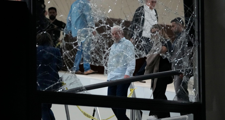 El presidente de Brasil, Luiz Inácio Lula da Silva, camina en el Palacio de Planalto después de que fuera asaltado por bolsonaristas.