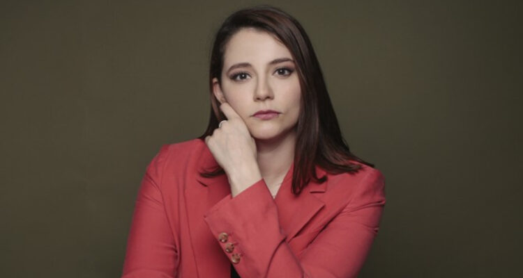 La actriz Magdalena Müller posa bajo su personaje en Juego de Ilusiones.