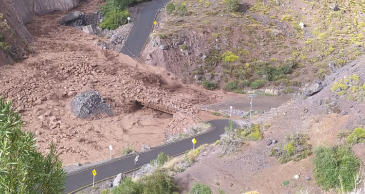 Baños Morales quedó aislada tras deslizamientos de tierra en Cajón del Maipo