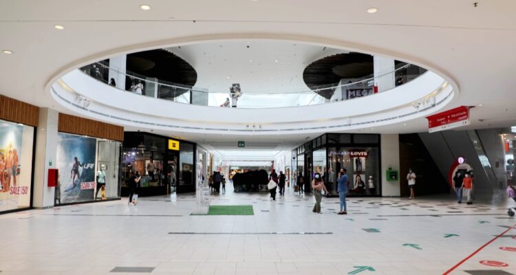 La actividad económica agudizó su caída en noviembre de 2022 marcada por la baja en el comercio