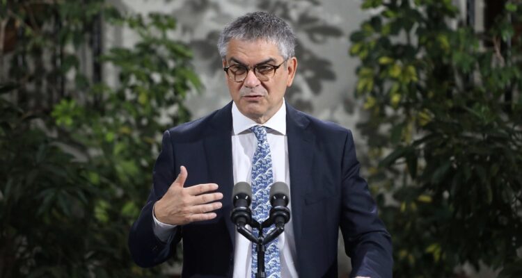 Marcel pone cautela a idea de moneda común en Sudamérica: Chile está cómodo con política fiscal propia