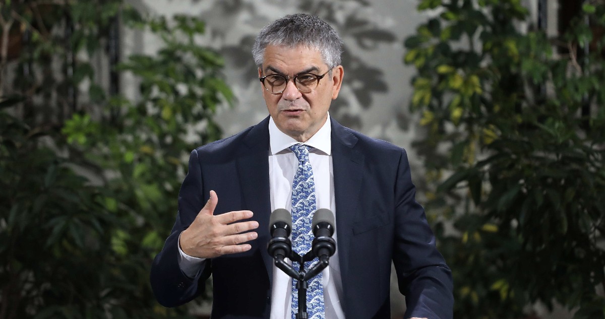Marcel pone cautela a idea de moneda común en Sudamérica: Chile está cómodo con política fiscal propia