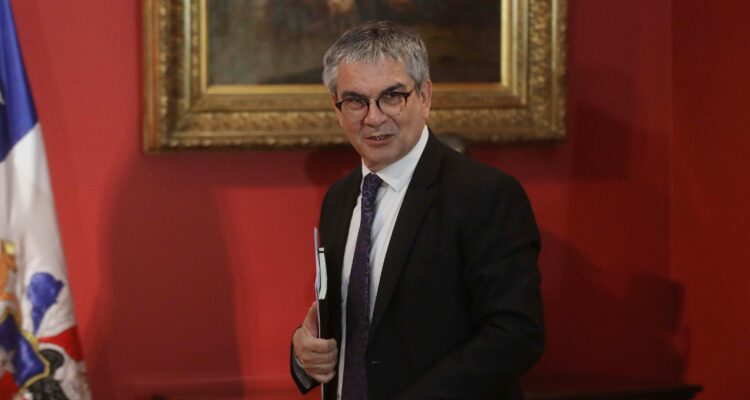 Dólar sigue mostrando menores niveles y Marcel destaca que se debe a menor incertidumbre en Chile