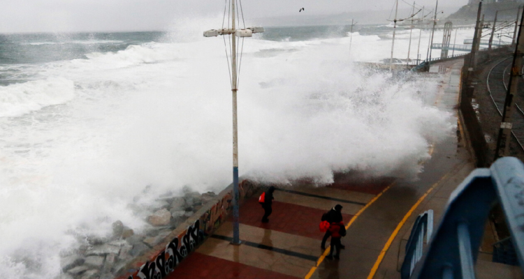 Personas azotadas por las olas y estructuras destruidas: las imágenes que dejan las fuertes marejadas