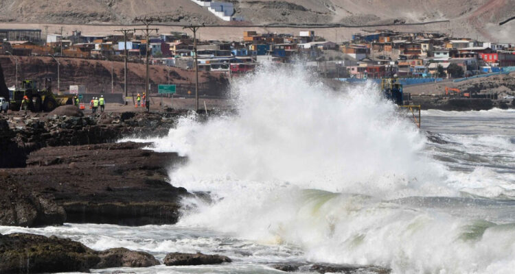 Anuncian marejadas anormales en costas de Chile