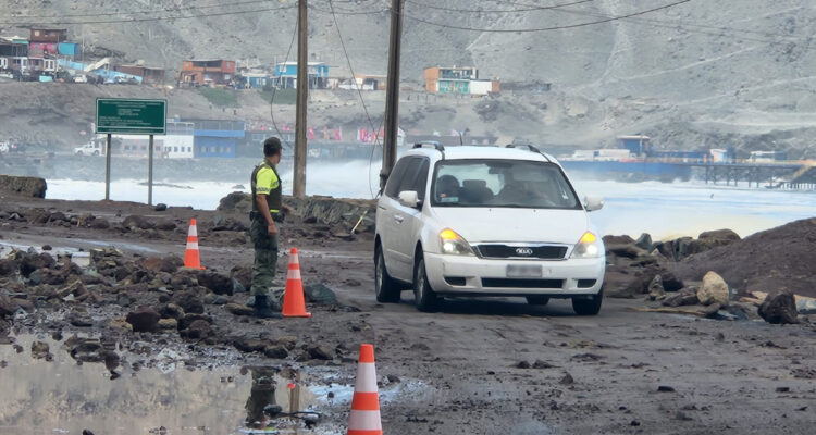 Marejadas causan graves daños en caleta Coloso de Antofagasta