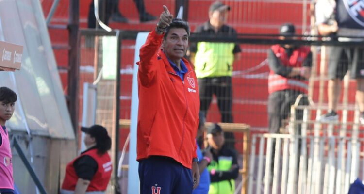 Mauricio Pellegrino dirigiendo en su primer duelo oficial con La U.