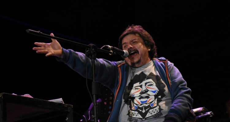 Mauricio Redolés dedica canción al estallido y al triunfo del Rechazo "Esto tiene que cambiar luego"