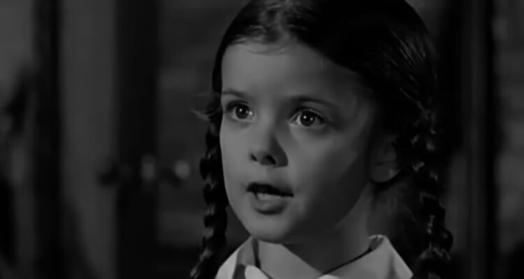 La actriz Lisa Loring bajo su papel de Merlina Addams.
