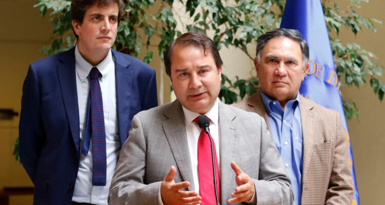 Los diputados Diego Schalper (i), Frank Sauerbaum (c) y Miguel Mellado (d), ofrecen un punto de prensa en la Cámara de Diputados.