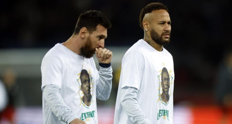 Messi y Neymar con la camiseta de Pelé en el PSG