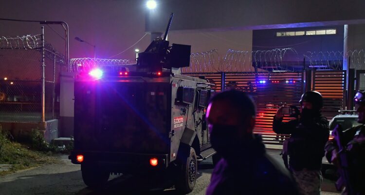 Un camión blindado que hace parte de un convoy de seguridad en el que las autoridades transportan a Ovidio Guzmán, hijo del ‘Chapo’.