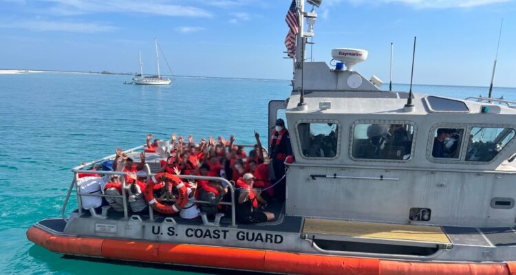 Fotografía cedida este jueves por el Departamento de Seguridad Nacional de Estados Unidos (DHS) donde aparece un grupo de personas migrantes mientras son trasladados desde el Parque Nacional Dry Tortugas hasta la isla de Cayo Hueso.