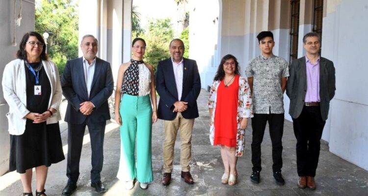 Ministerio de Educación anuncia inversión en 17 colegios de Santiago