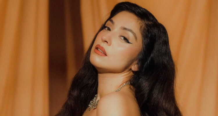 La cantante Mon Laferte posa seria hacia la cámara. La artista fue la última invitada al festival del huaso de Olmué.