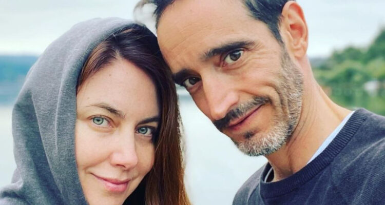 La actriz Mónica Godoy y Nicolás Saavedra sonriendo juntos.